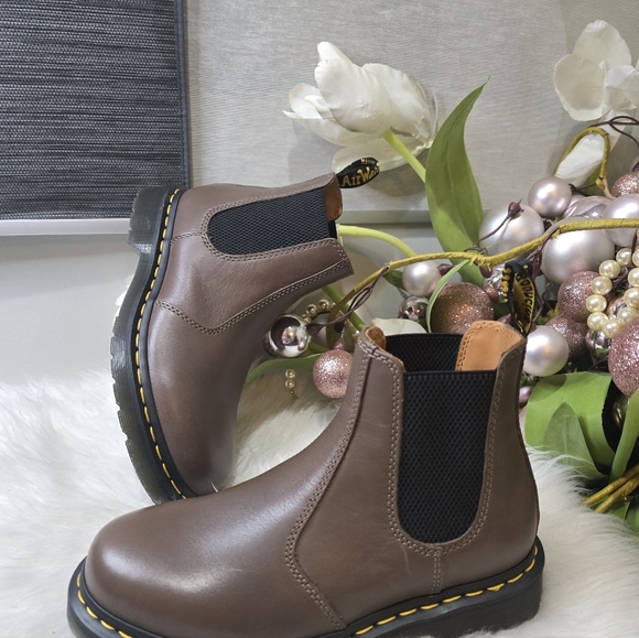 Dr Martens  2976 Yellow Stitch Artimus Chelsea womens Boots Khaki New - Picture 2 of 5